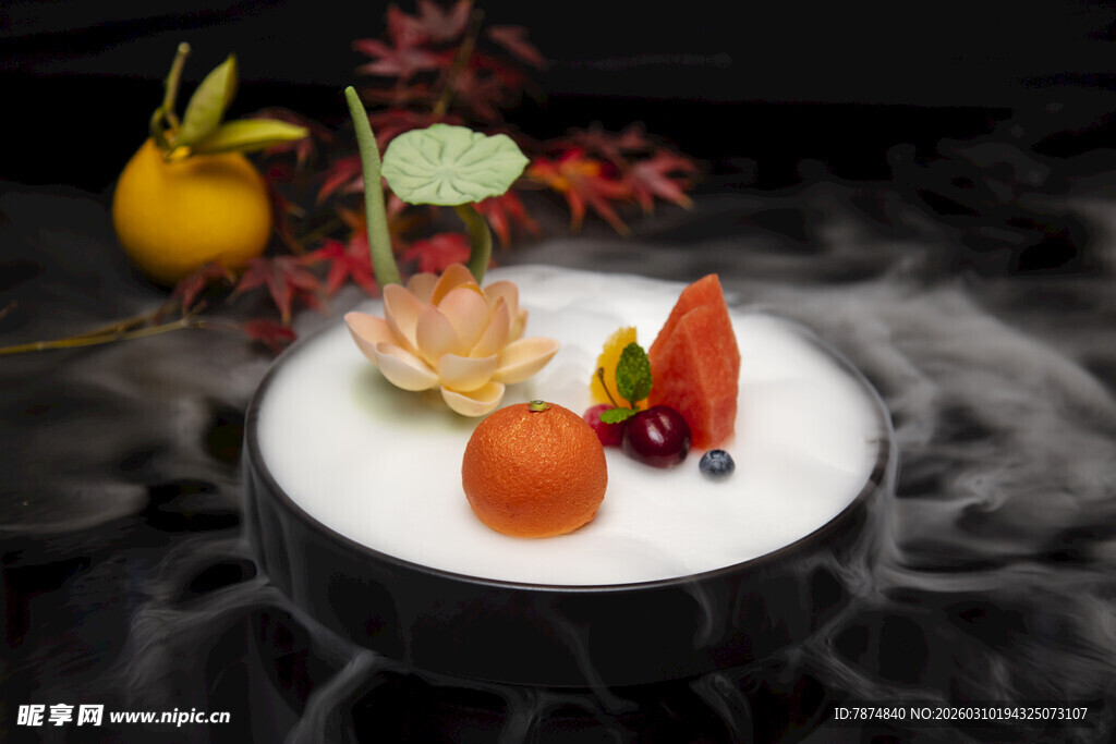 精致摆盘的创意水果拼盘