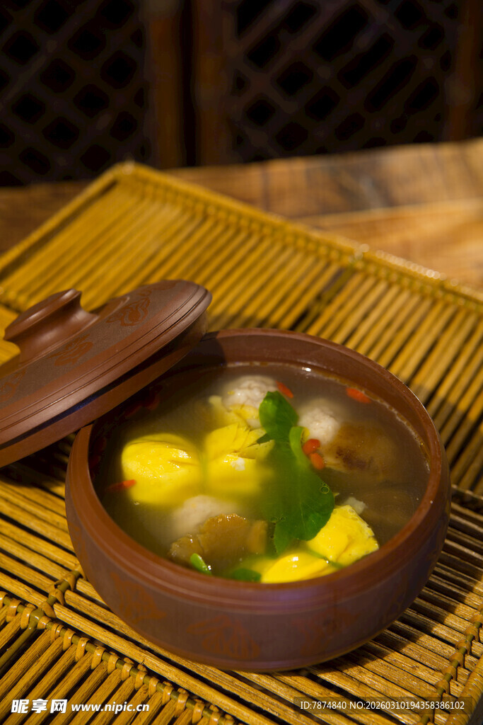 陶碗中的美味豆腐蔬菜汤