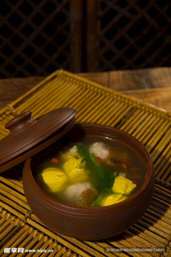 中式陶碗盛的美味养生汤