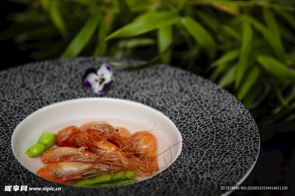 精致摆盘的美味虾仁菜肴