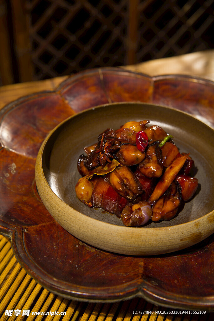 美味红烧鸡块装盘展示