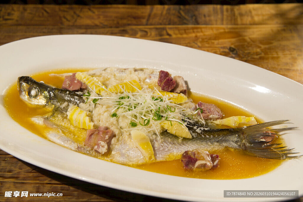 香煎鱼配特色汤汁