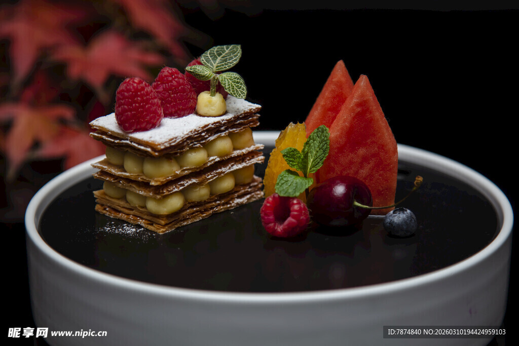 精致水果装饰美味千层蛋糕