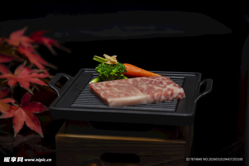 黑盘上的鲜嫩生肉与配菜