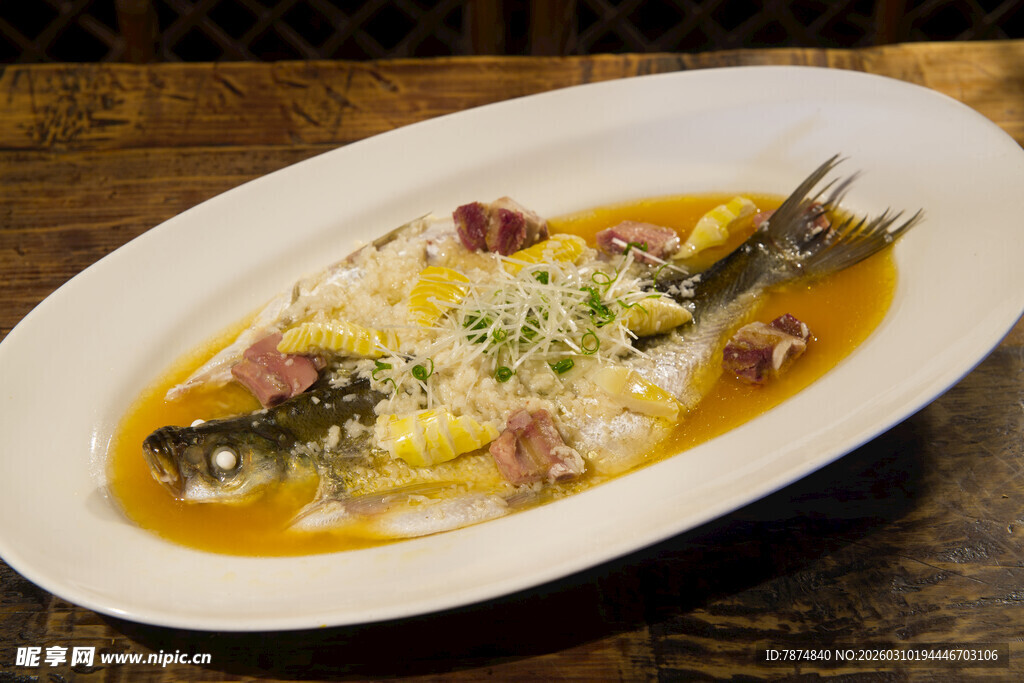 美味清蒸鱼摆放在白盘内