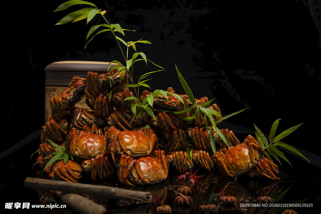 大闸蟹与翠竹的雅致组合