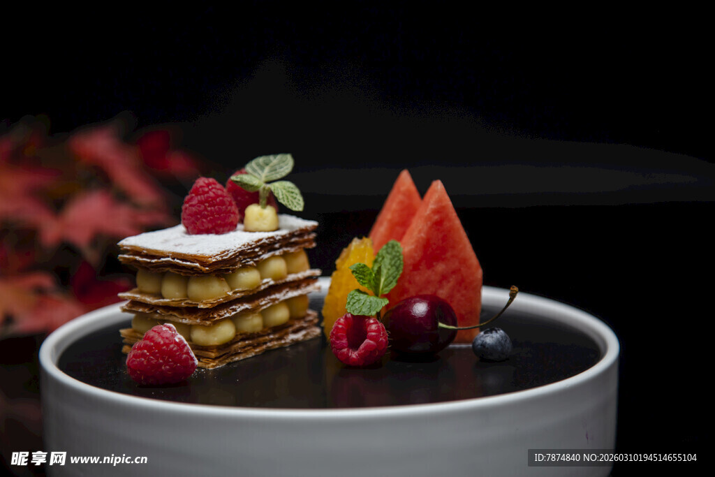 精致甜点搭配新鲜水果