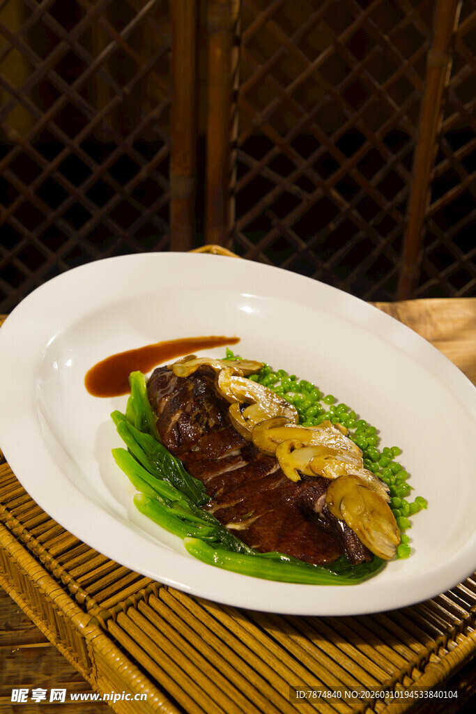 美味酱汁浇淋特色菜肴