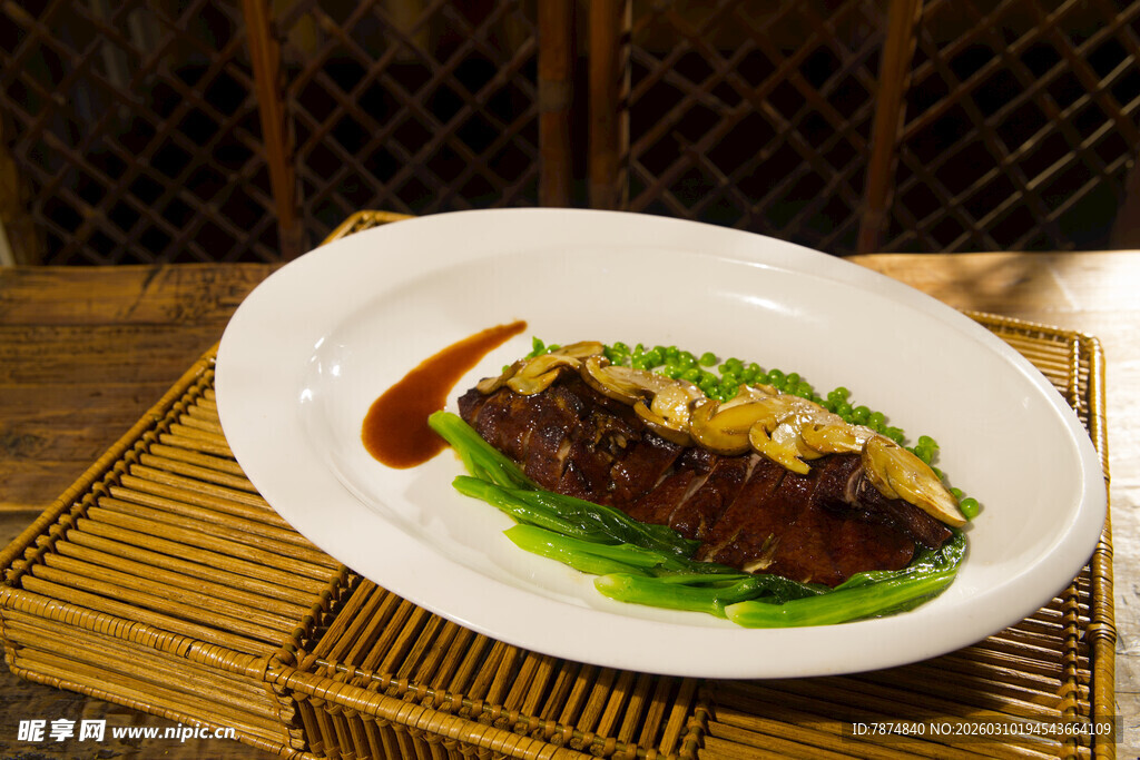 美味酱汁浇淋特色东坡肉