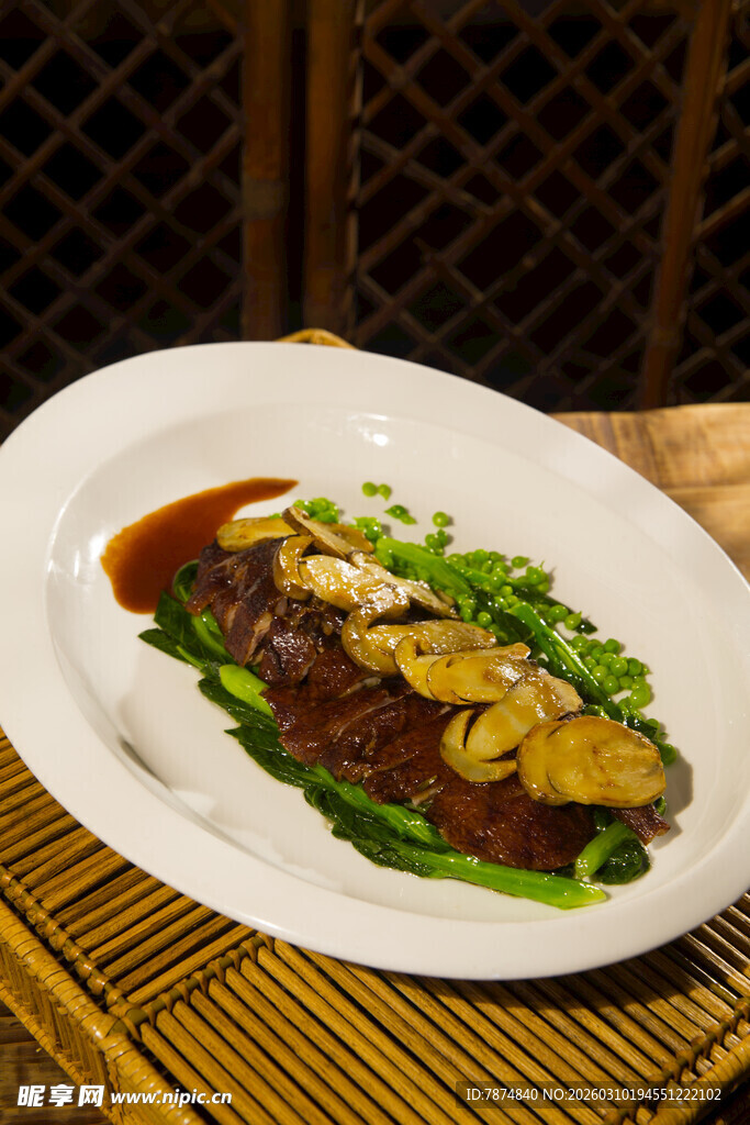 美味牛排配时蔬