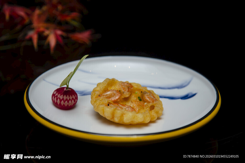精致糕点配樱桃摆盘