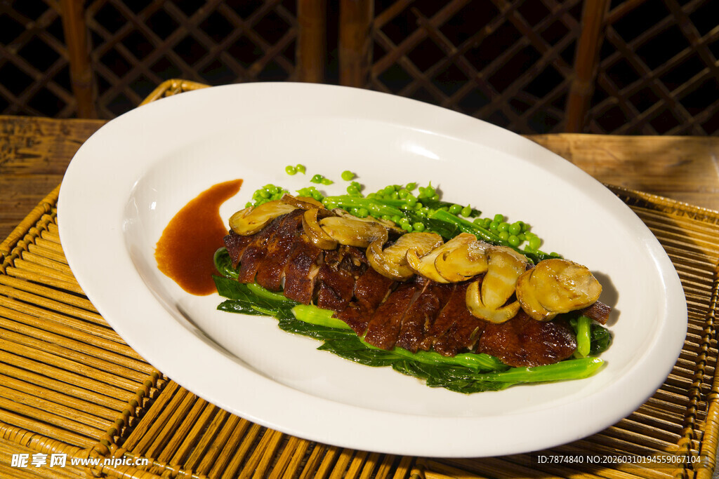 鲍鱼浇汁菜肴摆拍特写