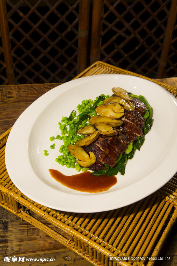 美味煎牛排配蔬菜