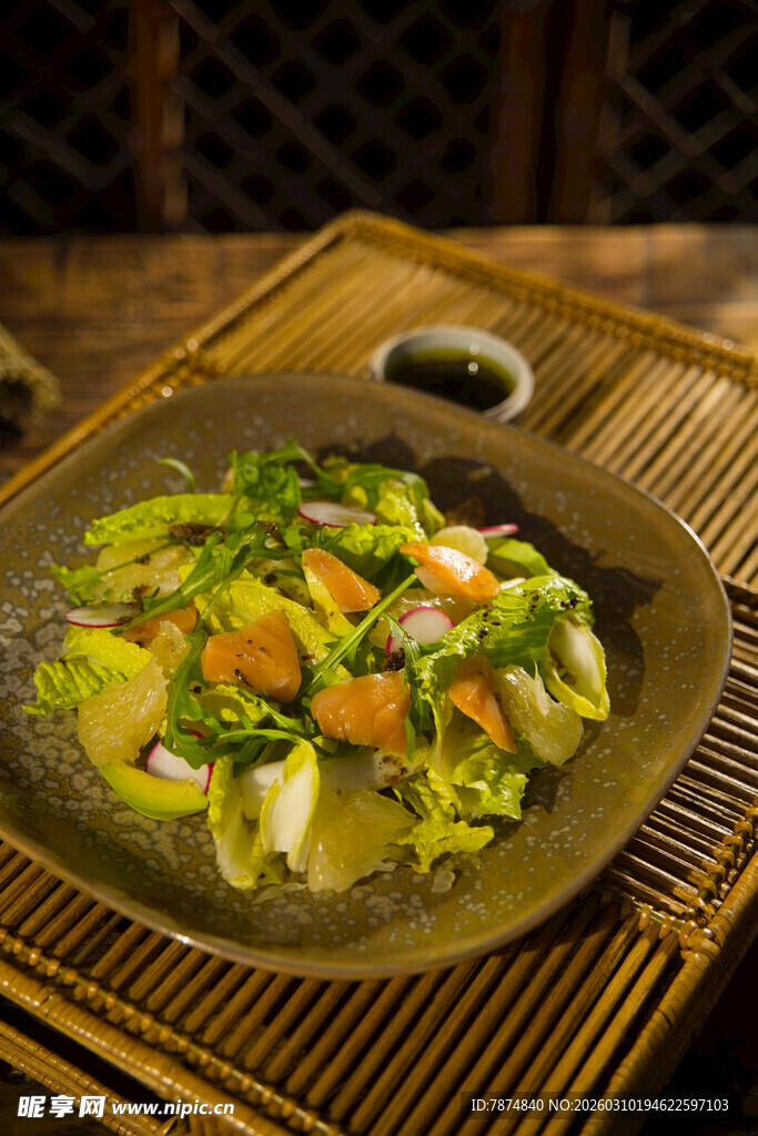 美味蔬菜沙拉摆于竹制盘