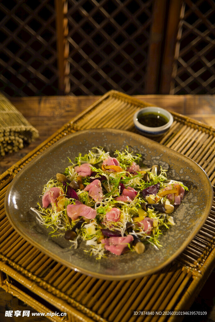 日式牛肉蔬菜沙拉摆盘