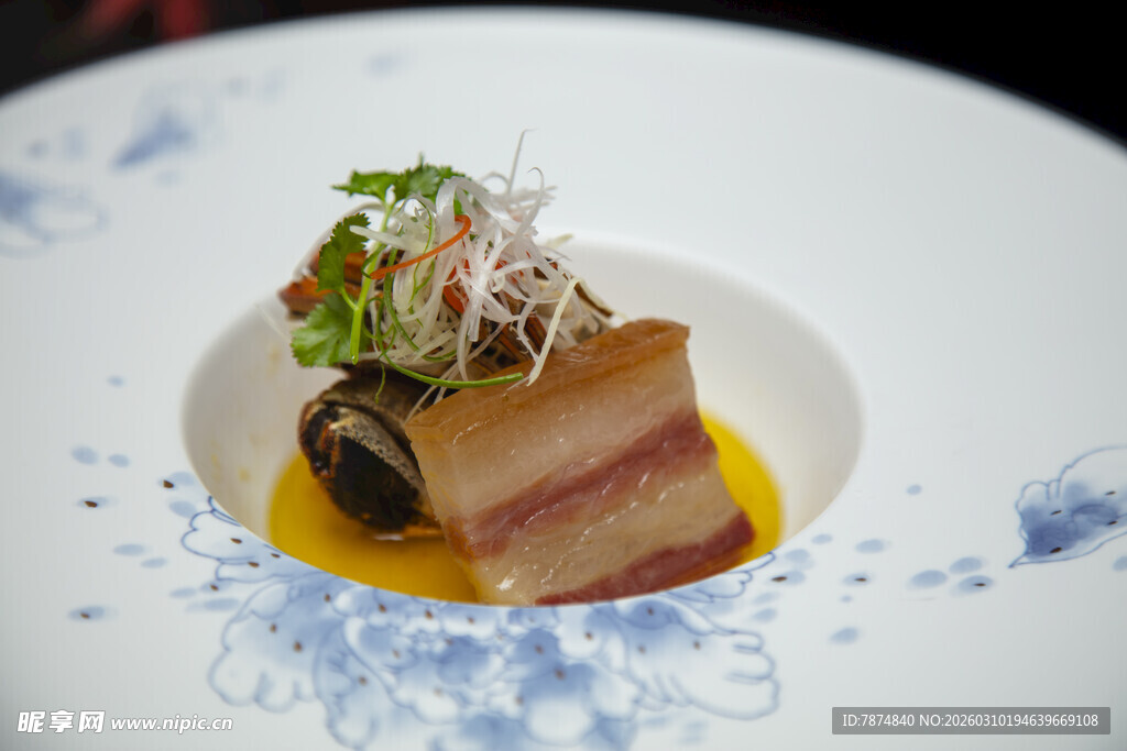 精致摆盘的美味特色菜肴