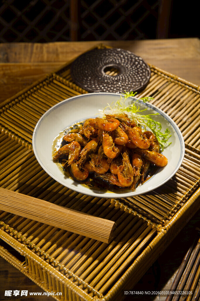 中式美味菜肴摆于竹席上