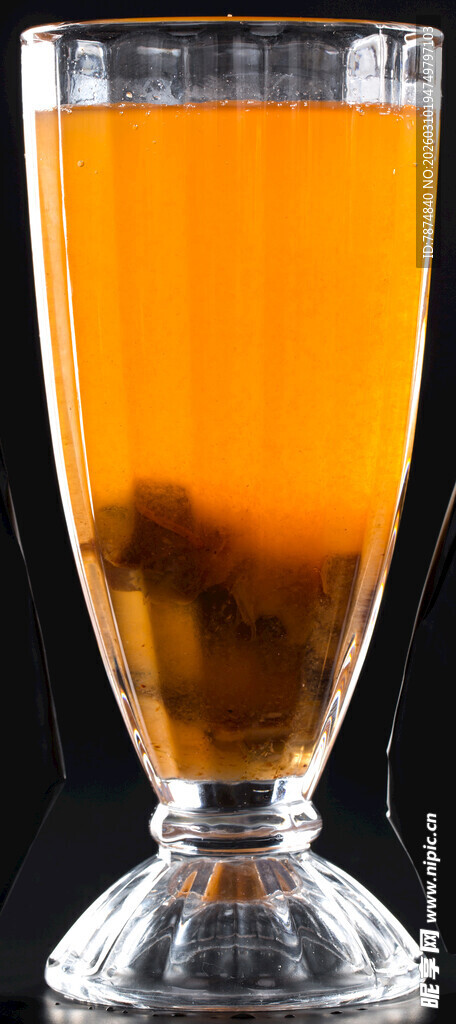 高脚杯中的金黄液体