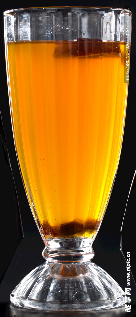 高脚杯中的橙黄色饮品