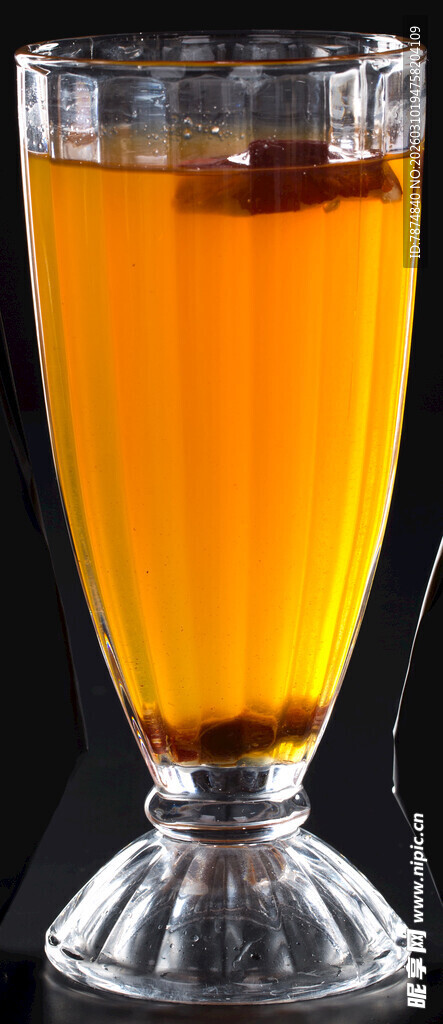 高脚杯中的橙黄色饮品