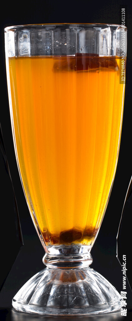 高脚杯中金黄色饮品