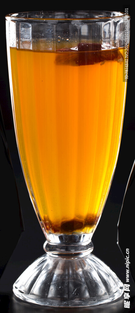 高脚杯中的橙黄色饮品