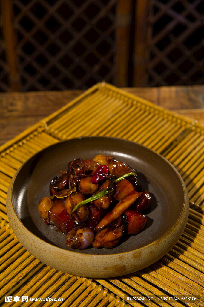 美味红烧鸡爪摆于竹席