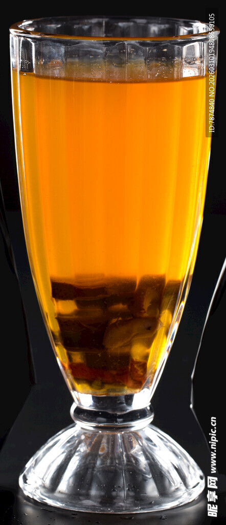 高脚杯中的橙黄色饮品