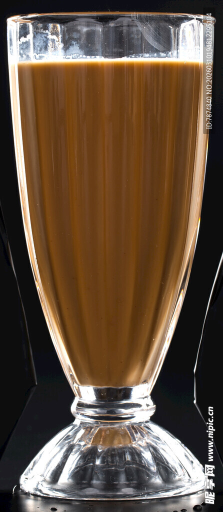 高脚杯中的棕色饮品