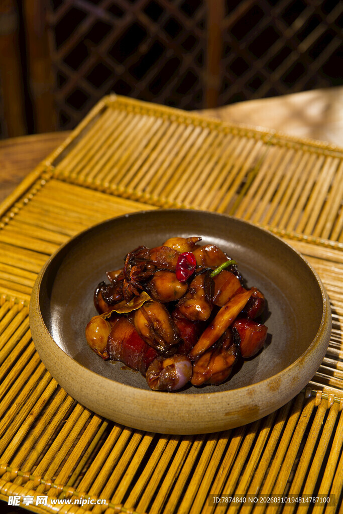 竹席上的美味红烧肉