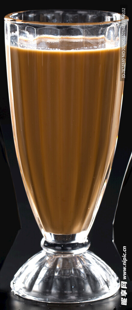 高脚杯中的棕色饮品