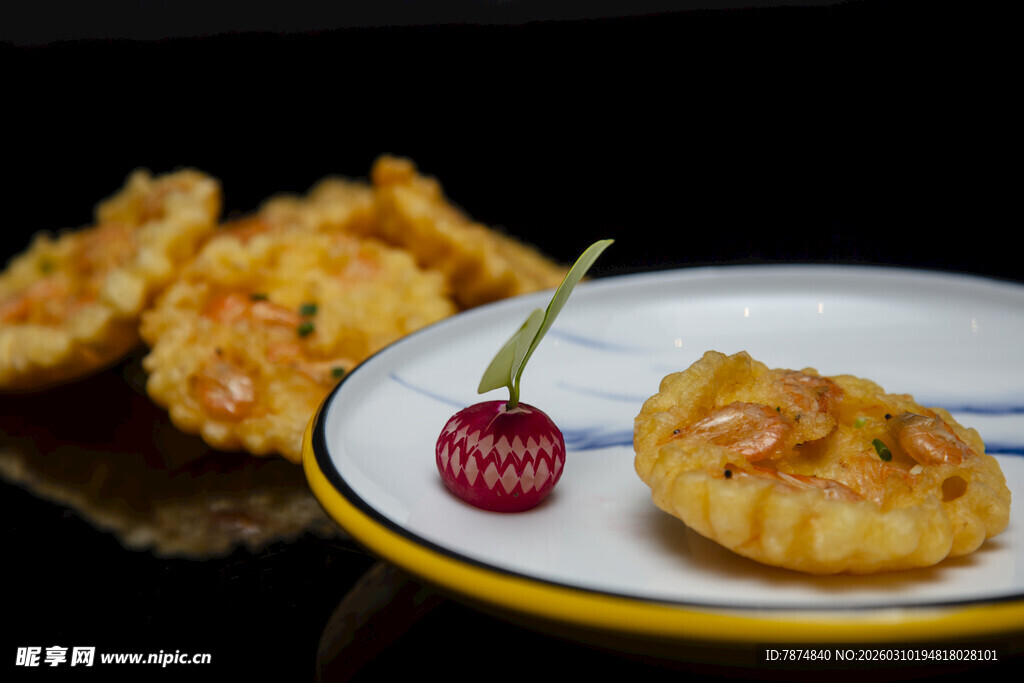 美味油炸小食配精致摆盘