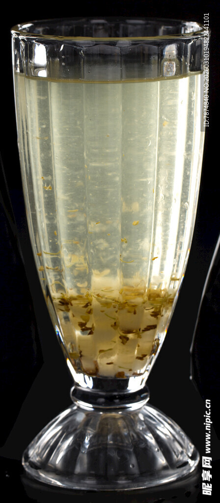 透明玻璃杯中装着饮品