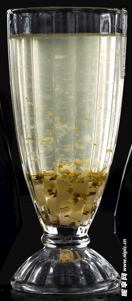 透明高脚杯中的饮品