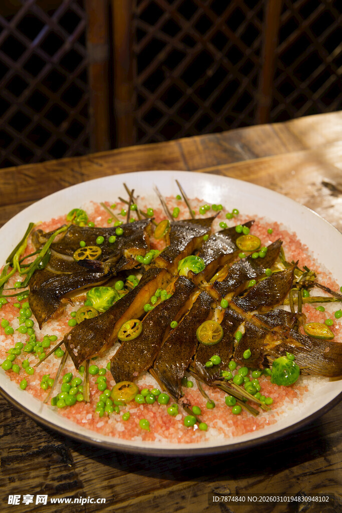 美味鳝鱼菜肴摆于盘中