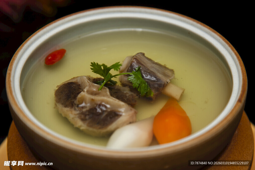 滋补排骨蔬菜汤