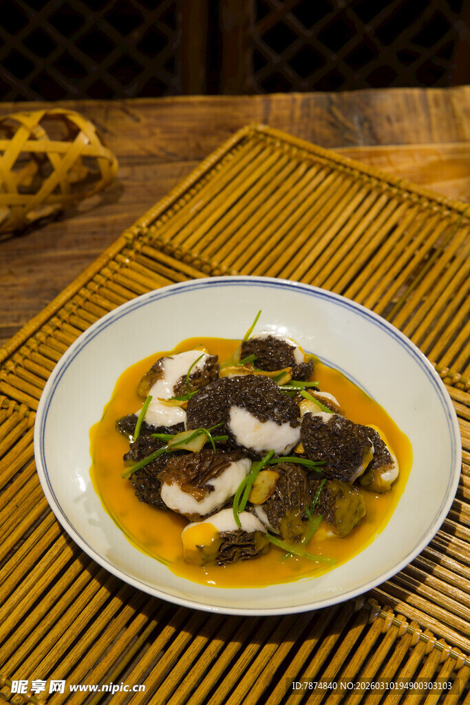 竹席上的美味汤汁浇淋菜肴
