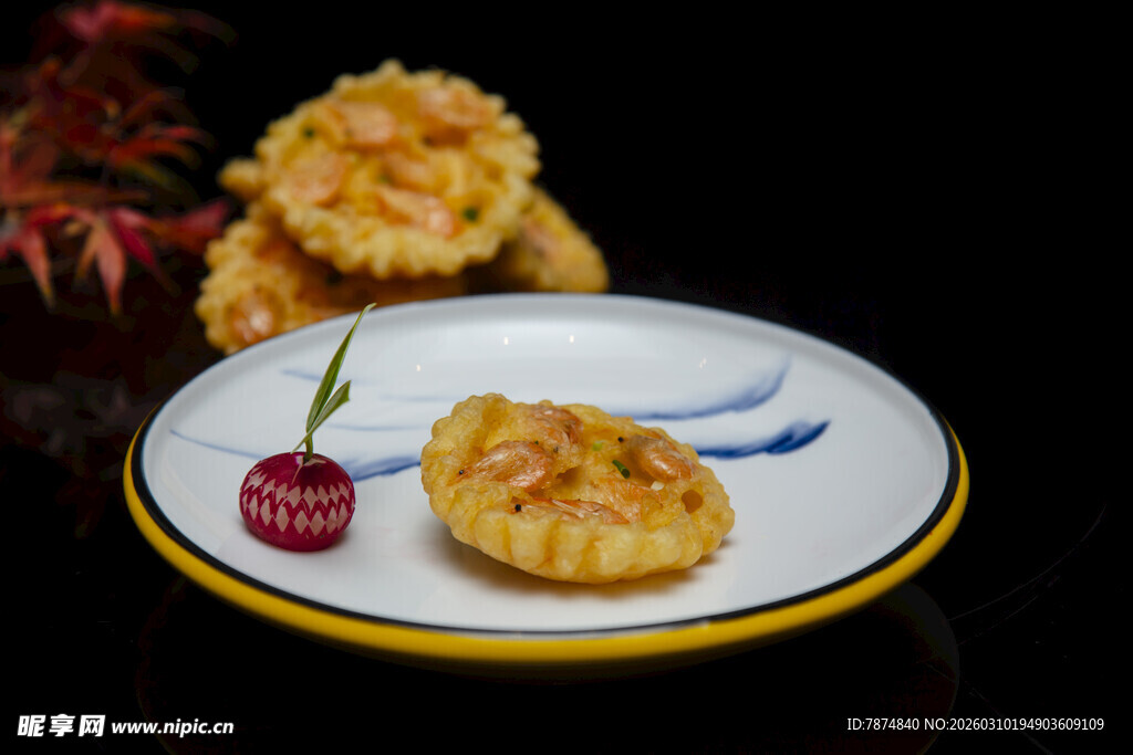 美味油炸饼摆于精致盘中