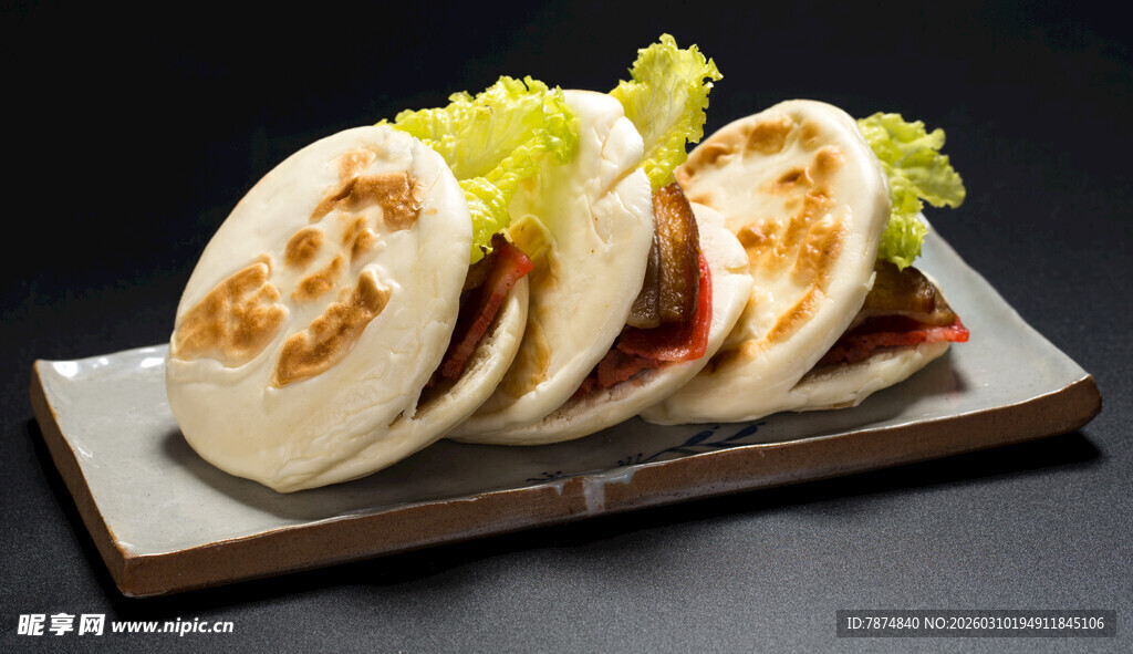 美味肉夹馍摆放在盘上