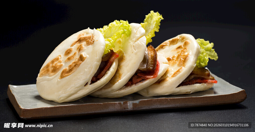 美味中式夹馍摆放在盘中