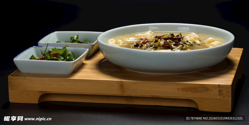 木制托盘上的美味餐食