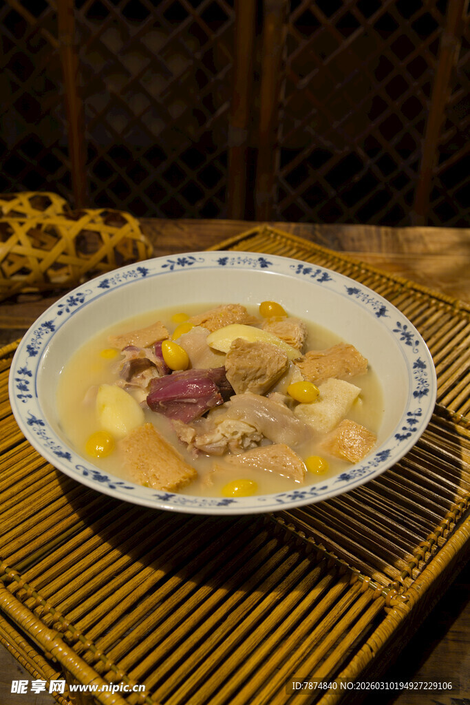 滋补养生汤品摆于竹席上