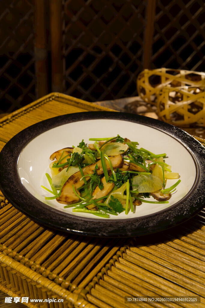 竹席上的美味炒时蔬