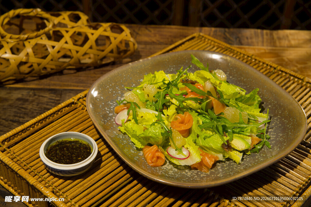 美味蔬菜沙拉配小碟蘸料