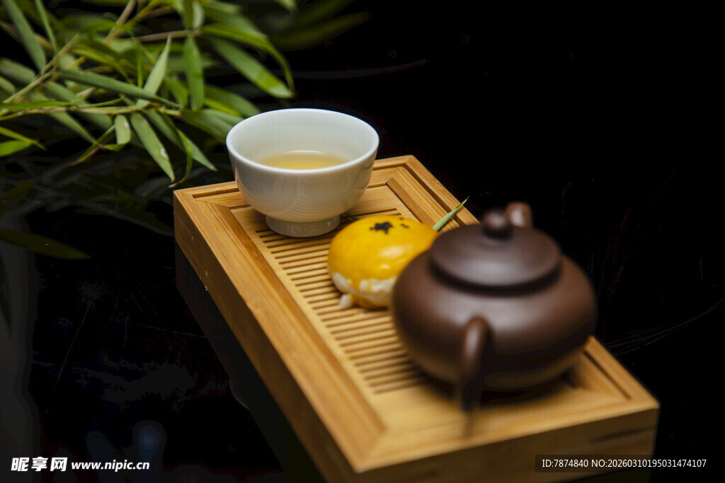 中式茶具与绿植雅致组合