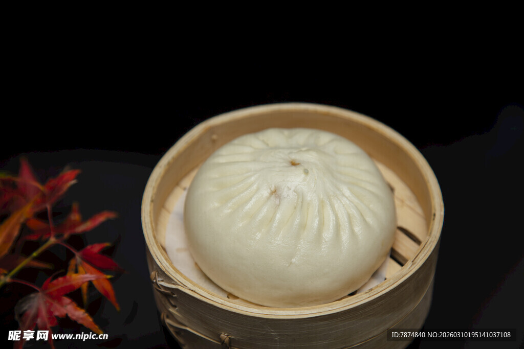 精致小笼包置于竹制蒸笼