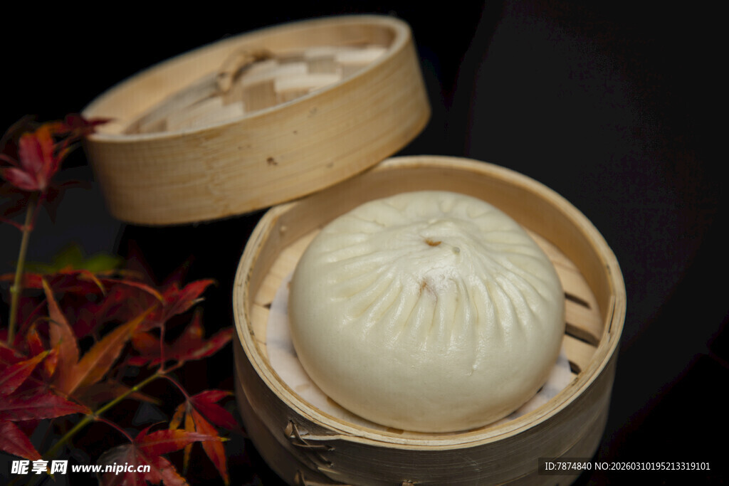 竹制蒸笼里的美味大包子