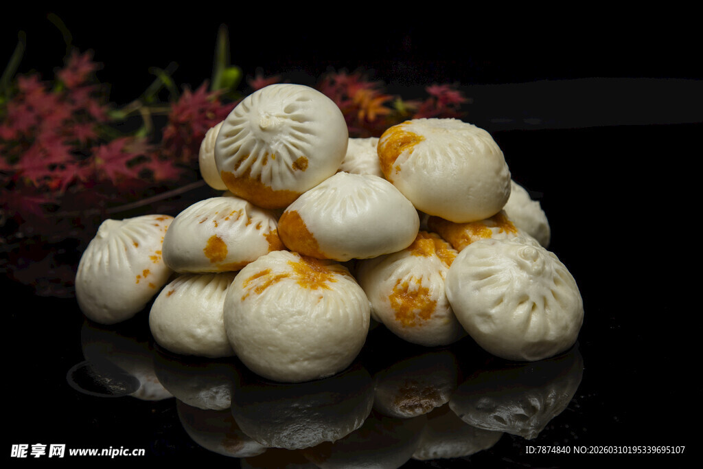 堆叠的精美白色面点