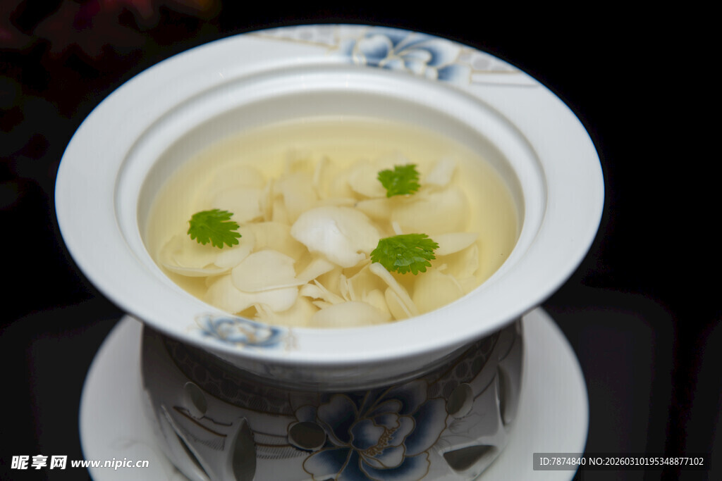瓷碗中的美味蛋花汤