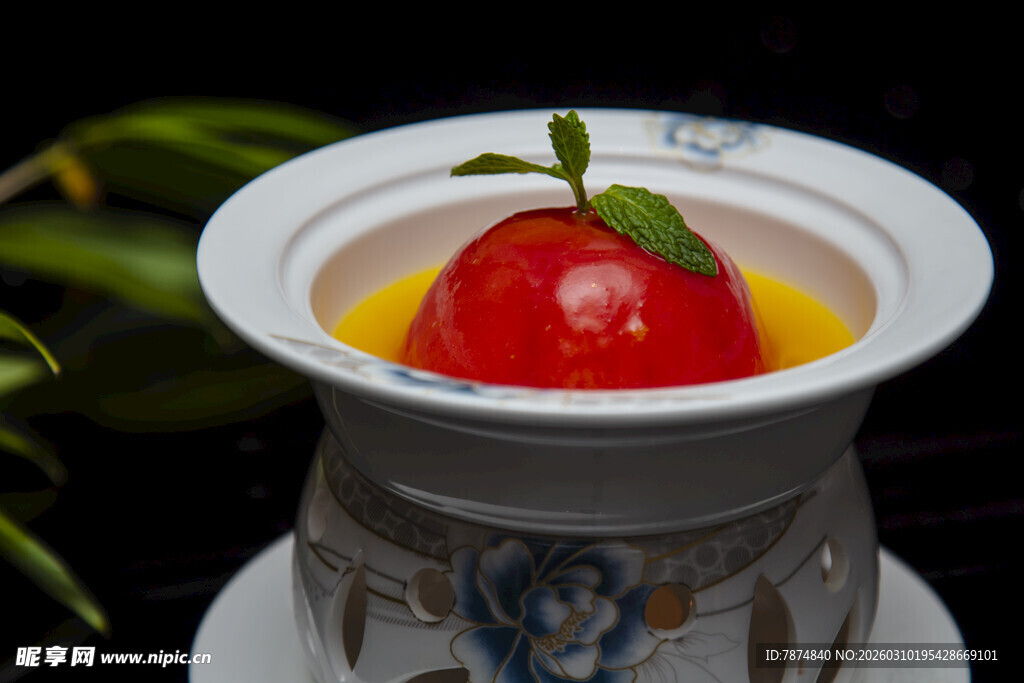 番茄配黄汁的精致摆盘